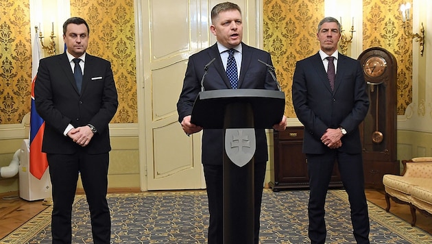 Ministerpräsident Robert Fico will, dass seine Dreierkoalition (im Bild seine beiden Partner Andrej Danko von der nationalistischen SNS und Bela Bugar von der slowakisch-ungarischen Versöhnungspartei Most-Hid) weiter an der Macht bleibt. (Bild: AP)