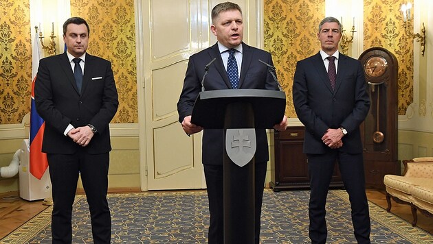 Ministerpräsident Robert Fico will, dass seine Dreierkoalition (im Bild seine beiden Partner Andrej Danko von der nationalistischen SNS und Bela Bugar von der slowakisch-ungarischen Versöhnungspartei Most-Hid) weiter an der Macht bleibt. (Bild: AP)