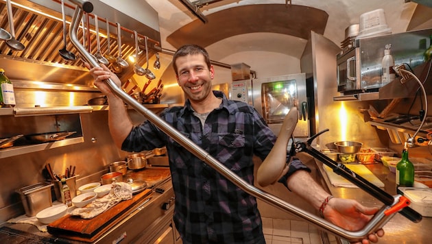 Bernhard Tichy tüftelte mit Peter Lammer drei Monate an der Konstruktion für die Küche des Johanneskeller. (Bild: Markus Tschepp)