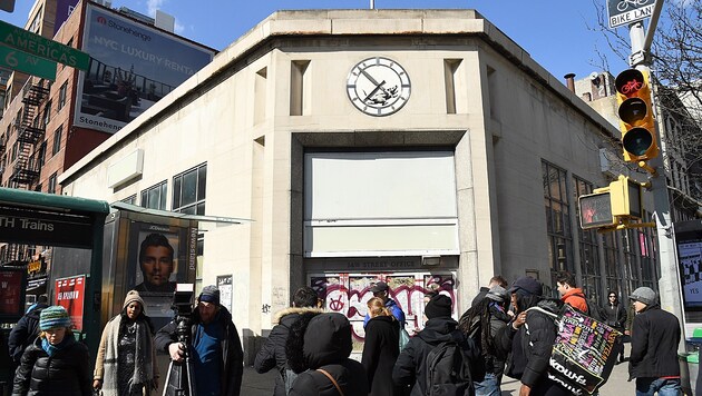 Der geheimnisumwitterte britische Künstler Banksy lässt in einer Uhr, die in Manhattan Teil der Fassade eines Gebäudes in der 14. Straße ist, eine Ratte rennen. (Bild: AFP)