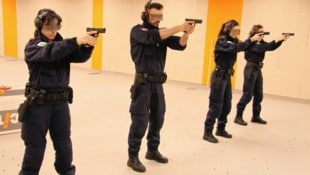 Die Polizei lernt im Training auf Oberkörper-Zielscheiben zu schießen. (Bild: Archivbild/Christian Jauschowetz, Krone KREATIV)