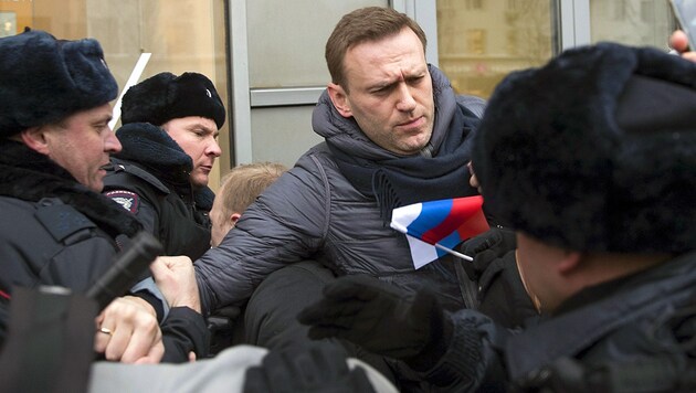 Alexej Nawalny wird von den Behörden in regelmäßigen Abständen festgenommen und abgeführt. (Bild: Copyright 2018 The Associated Press. All rights reserved.)