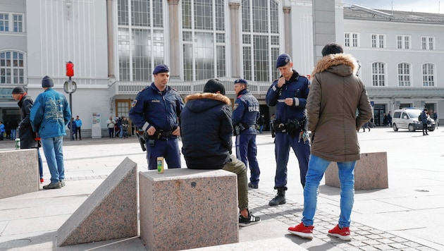 Zwei junge Männer werden am Salzburger Hauptbahnhof kontrolliert. (Bild: Markus Tschepp)