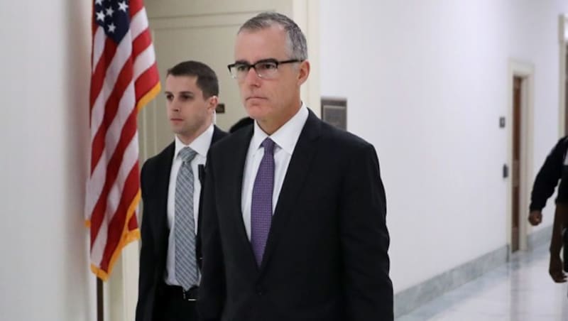 Ex-FBI-Vizedirektor Andrew McCabe (li.) muss das Feld räumen. (Bild: 2017 Getty Images)