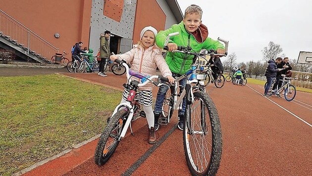 Hannah (5) und Domenik (8) aus Hintersee flitzen mit ihren neuen Bikes herum. (Bild: Markus Tschepp)