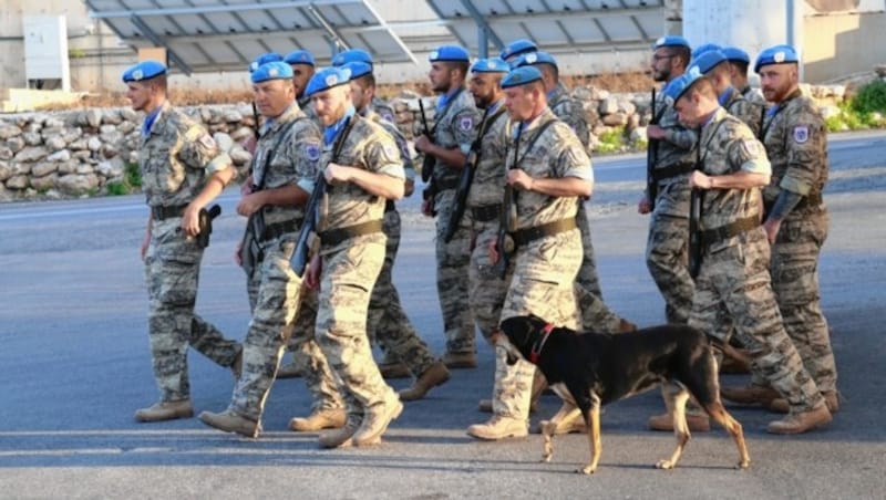 UNIFIL-Soldaten mit dem Maskottchen der Truppe, einem Hund (Archivfoto) (Bild: Christoph Matzl)