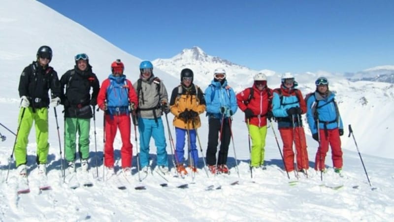 Die neun Oberösterreicher rund um den Linzer Gregor Hartl (3. v. r.) vor der Schreckensfahrt am Sessellift in Georgien. (Bild: Gregor Hartl)