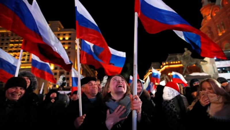 Jubelnde Menschen in Moskau (Bild: AP)