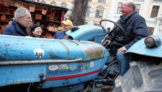 Ein mächtiger Traktor als Terrorschutz – Präsident Van der Bellen ist sichtlich begeistert. (Bild: Zwefo)