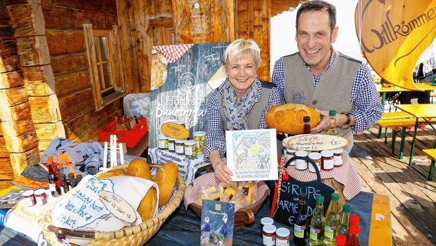 Gabi und Toni Bürgler von der Bürglalm. Beim höchtsgelegenen Bauernmarkt der Alpen verkauften sie Selbstgemachtes. 
 (Bild: GERHARD SCHIEL)