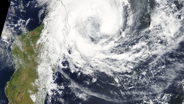 Eine Satellitenaufnahme des Zyklons „Eliakim“ vor Madagaskar (Bild: NASA Earth Observatory)