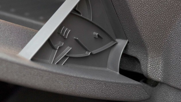 Ein Klassiker unter den Easter Eggs ist der Hai in verschiedenen Opel-Fahrzeugen, hier im Handschuhfach des Opel Corsa. (Bild: Opel)
