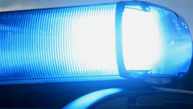 Die Polizei verfolgte die Mopedbuben mit Blaulicht. (Bild: rubra)