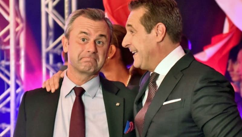 Abstriche gibt es für die bei Infrastrukturminister Norbert Hofer (FPÖ, li.) ressortierenden ÖBB sowie bei den Beamten, für die sein Parteikollege, Vizekanzler Heinz-Christian Strache (re.), verantwortlich ist. (Bild: APA/HANS PUNZ)