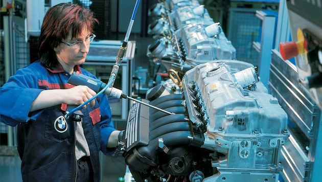 Eine Arbeiterin im BMW-Motorenwerk in Steyr: 2035 gibt es womöglich keine Verbrenner mehr. (Bild: BMW Group)
