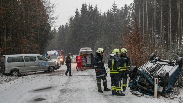 Bei dem Verkehrsunfall in Feldkirchen bei Mattighofen sind insgesamt 6 Personen verletzt worden (Bild: Pressefoto Scharinger © Daniel Scharinger)