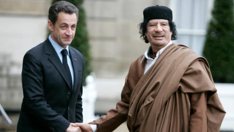 Sarkozy und Gadafi (Bild: AP)