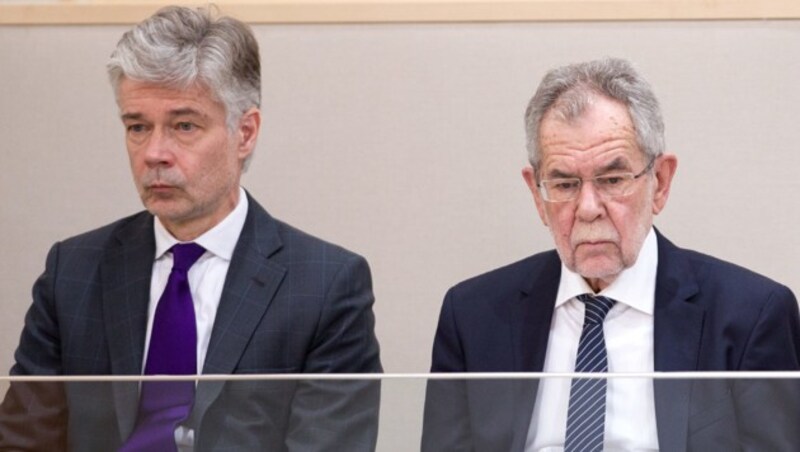 Parlamentsdirektor Harald Dossi (li.) und Bundespräsident Alexander Van der Bellen während der Budgetrede (Bild: APA/GEORG HOCHMUTH)