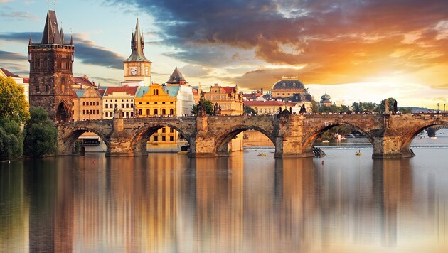 Die imposante Karlsbrücke in Prag (Bild: stock.adobe.com)