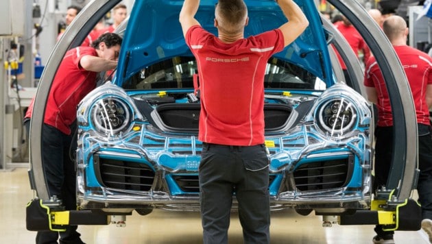 Mitarbeiter des Porsche-Werks in Stuttgart (Bild: AFP)