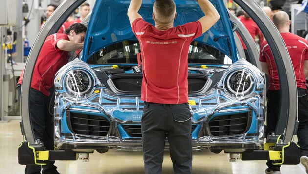 Mitarbeiter des Porsche-Werks in Stuttgart (Bild: AFP)