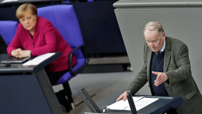 Alexander Gauland von der Alternative für Deutschland ist sonst ein scharfer Kritiker der Politik Merkels. Doch heute hatte er auch lobende Worte für die Kanzlerin übrig. (Bild: AP)