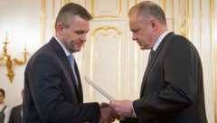 Peter Pellegrini (links) wurde von Präsident Andrej Kiska (rechts) mit der Bildung einer neuen Regierung beauftragt. (Bild: APA/AFP/VLADIMIR SIMICEK)