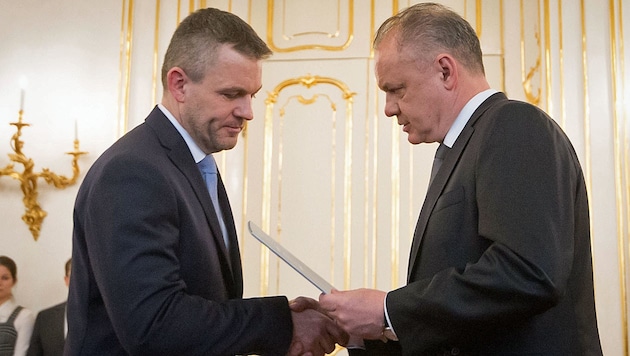 Peter Pellegrini (links) wurde von Präsident Andrej Kiska (rechts) mit der Bildung einer neuen Regierung beauftragt. (Bild: APA/AFP/VLADIMIR SIMICEK)