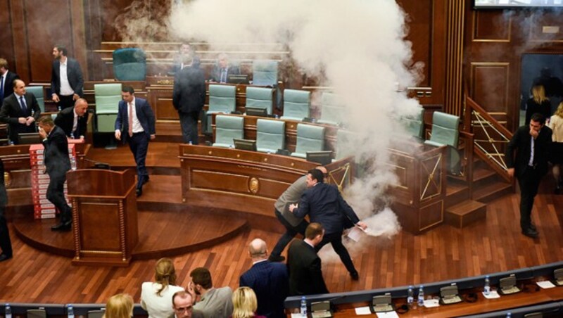 Auch der Einsatz von Tränengas konnte die Abstimmung im kosovarischen Parlament nicht verhindern. (Bild: APA/AFP/Armend NIMANI)