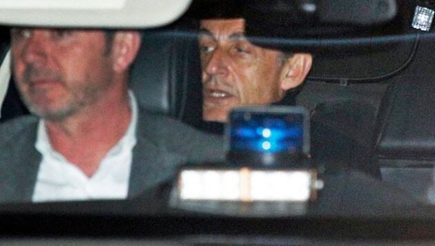 Nicolas Sarkozy wurde nach seiner Befragung zwar wieder aus dem Polizeigewahrsam entlassen, ist jetzt aber mit heiklen Ermittlungen der Justiz konfrontiert. (Bild: AP)