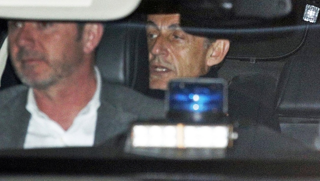 Nicolas Sarkozy wurde nach seiner Befragung zwar wieder aus dem Polizeigewahrsam entlassen, ist jetzt aber mit heiklen Ermittlungen der Justiz konfrontiert. (Bild: AP)