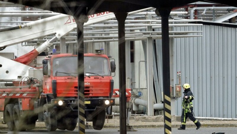 Arbeiter waren gerade mit der Reinigung eines Treibstofftanks beschäftigt, als sich die folgenschwere Explosion ereignete. (Bild: AP)