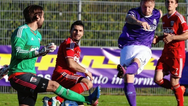 Für Patrick Mayer (violett) und Austria Salzburg startet das Fussballjahr 2018 mit dem Stadt-Derby in der Salzburger Liga gegen den SAK. (Bild: Kronen Zeitung)