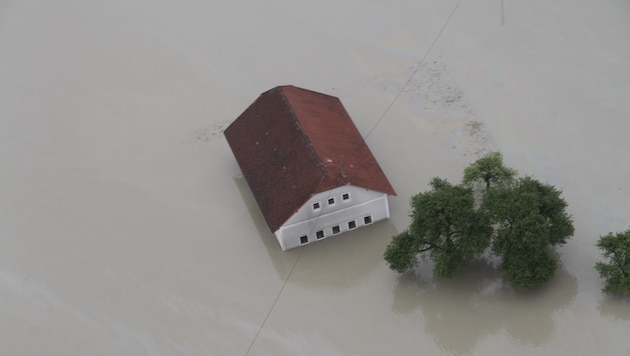 Diese Flugaufnahme zeigte Goldwörth beim Hochwasser 2013 (Bild: Kronen Zeitung)