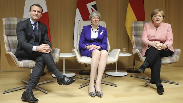 Frankreichs Präsident Emmanuel Macron, die britische Premierministerin Theresa May und Deutschlands Kanzlerin Angela Merkel (Bild: AP)