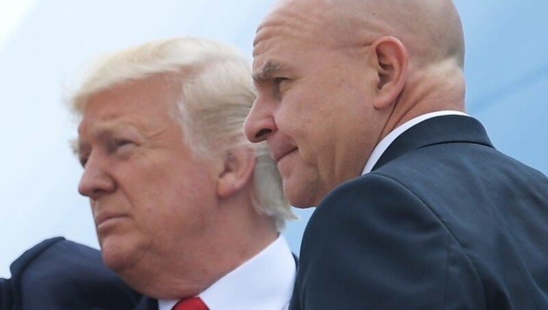 Donald Trump ersetzt den bisherigen Nationalen Sicherheitsberater H.R. McMaster (re.) mit Hardliner John Bolton. (Bild: AFP)