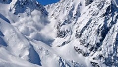 Ein Skitourengeher aus Österreich ist bei einem Lawinenabgang in Südtirol schwer verletzt worden (Archivbild). (Bild: APA/ZEITUNGSFOTO.AT)