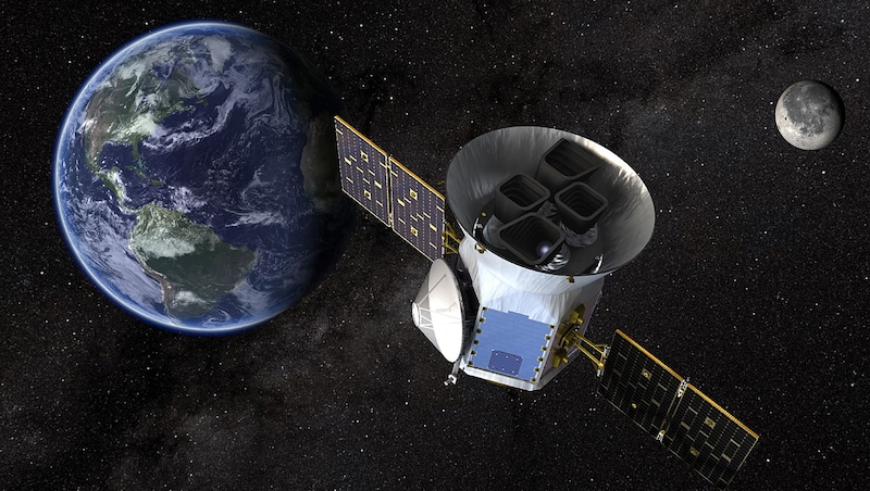 Artist's impression: The TESS telescope in space (Bild: NASA)