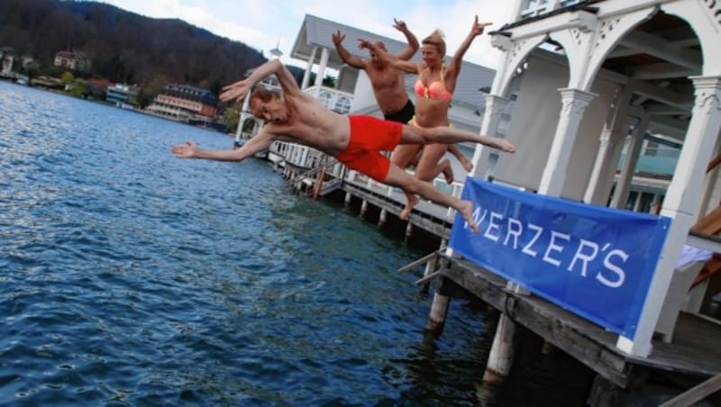 erster Sprung in den See , Heribert Kaspar , Maria Lahr , Saisoneröffnung Werzer , Werzers , Pörtschach , Adabei (Bild: Kronenzeitung)