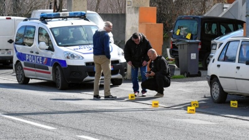 Polizeikräfte in der Ortschaft Carcassonne (Bild: EPA)