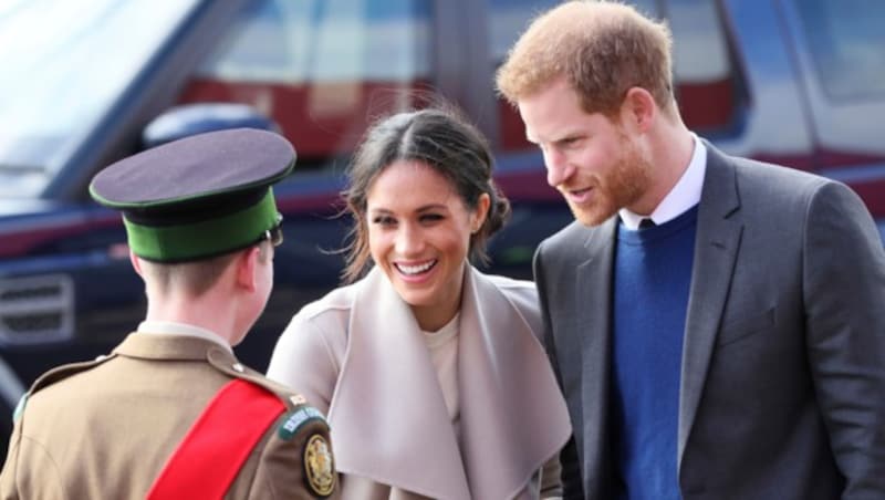 Harry und Meghan besuchen das „Eikon Exhibition Centre“ in Lisburn in Nordirland. (Bild: AP)