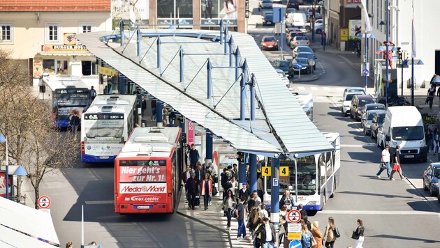 Die Busdrehscheibe dominiert derzeit den Kaiser-Josef-Platz, könnte aber zum Bahnhof verlegt werden. (Bild: Markus Wenzel)