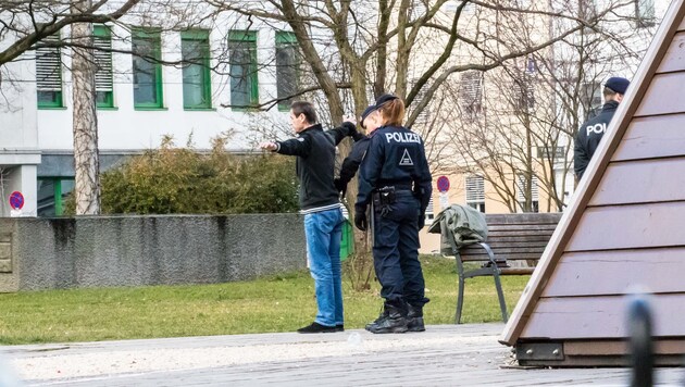 In den Linzer Drogenhotspots finden - wie hier im Hessenpark - monatlich mehrere Polizei-Razzien statt (Bild: Mike Wolf)