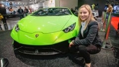 Salzburg, Automesse Messezentrum - Julia mit Lamborghini (Bild: Markus Tschepp)