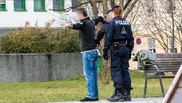 Bei einer Großrazzia im Hessenpark in Linz wurde Afghanen als Dealer geschnappt. (Bild: Mike Wolf)