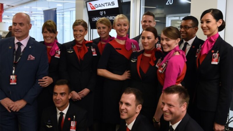 Die Crew des ersten Direktfluges von Perth nach London (Bild: AFP)