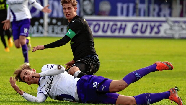 Austria Salzburg (am Boden Joker Andrej Lazarevic) legte im Stadt-Derby gegen den SAK einen Bauchfleck hin, verlor mit 1:5. (Bild: Kronen Zeitung)