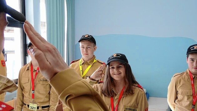 Habt Acht! Auch die Feuerwehrmitglieder in Uniform grüßen sich gegenseitig durch Salutieren. (Bild: Landesfeuerwehr Salzburg)