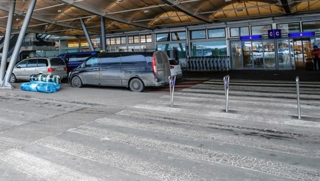 Der Taxistandplatz vor dem Eingang des Salzburger Flughafens (Bild: MARKUS TSCHEPP)