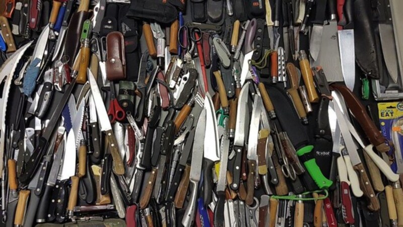 Eine Aufnahme zeigt in London im Sommer 2017 beschlagnahmte Stichwaffen. (Bild: AFP)